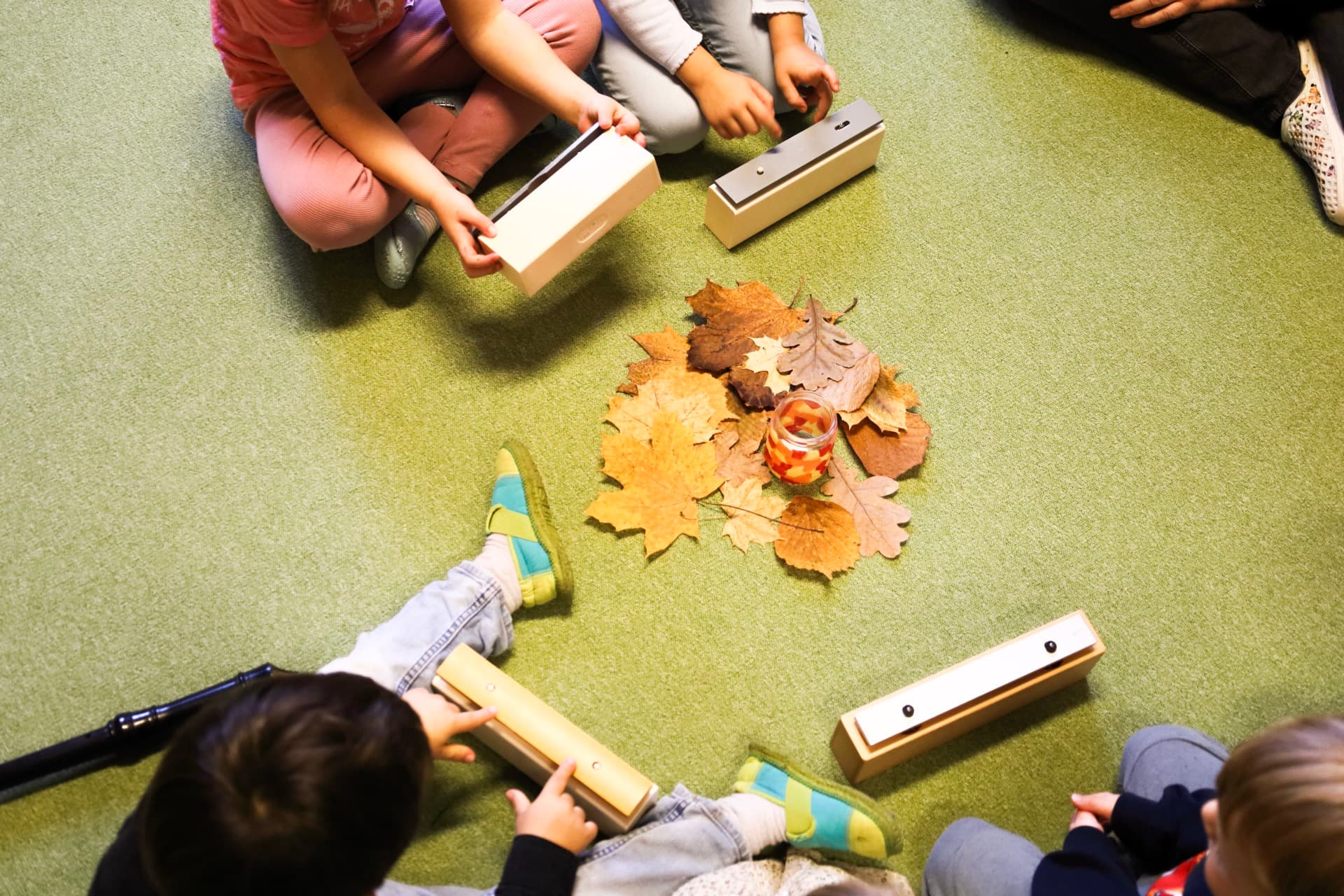 Kind beim Spielen im Gruppenraum